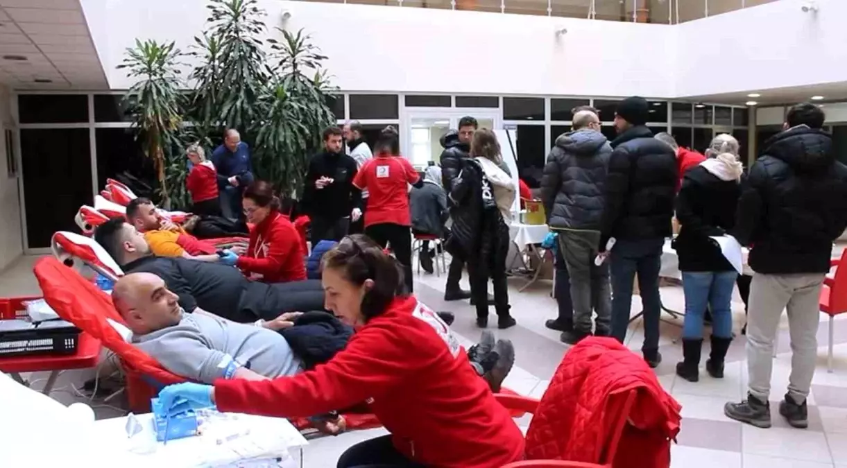 Depremzedeler için iğne korkusunu yendi, ilk kez kan bağışında bulundu