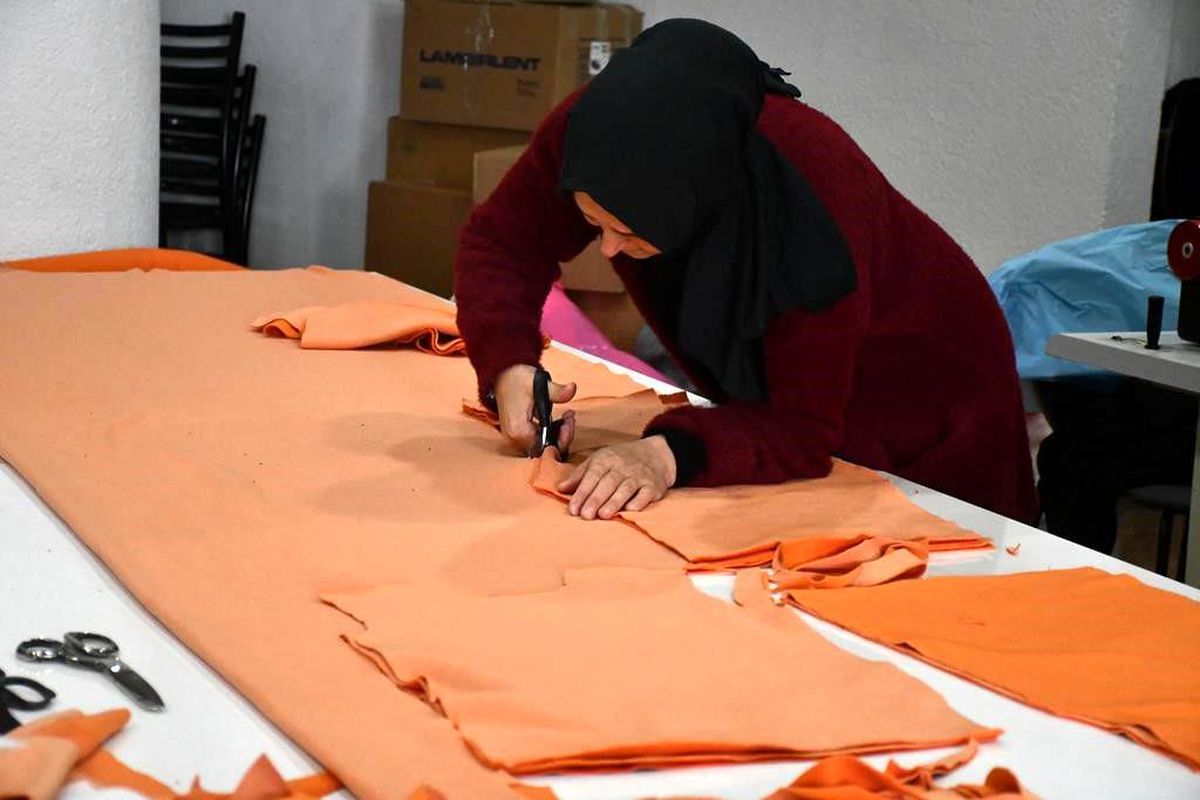 Depremzedelere eşofman dikiyorlar