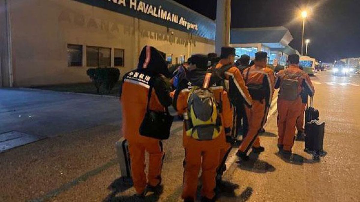 Çin, deprem felaketi yaşayan Türkiye'ye 90 kişilik bir ekip gönderdi