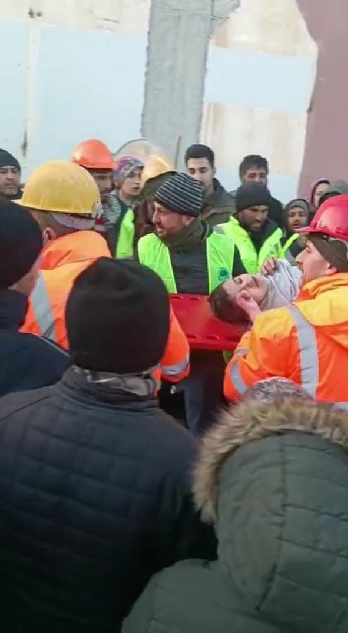 Ekskavatör operatörünün dikkati, Enes\'i enkazdan kurtardı