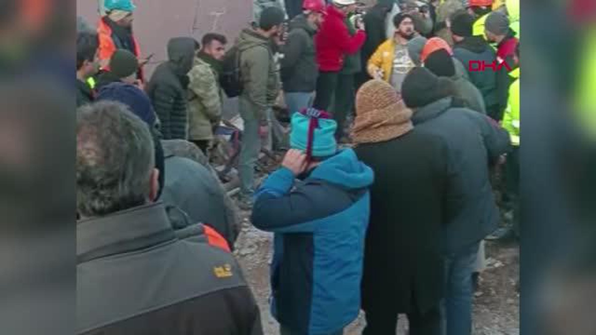 EKSKAVATÖR OPERATÖRÜNÜN DİKKATİ, ENES\'İ ENKAZDAN KURTARDI