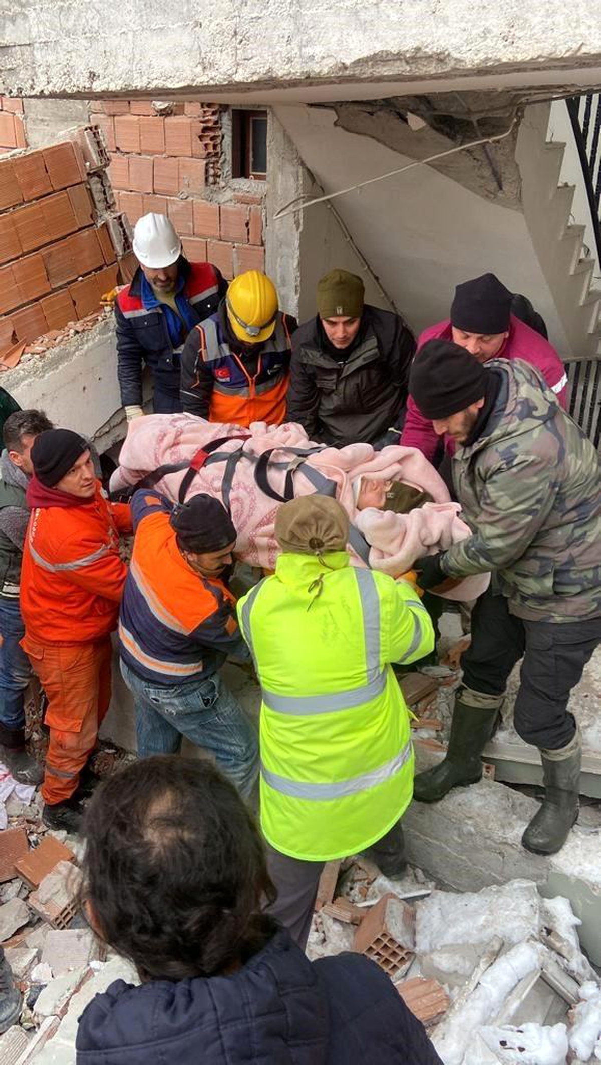Elbistan\'da 51 saat sonra enkazdan çıkardılar