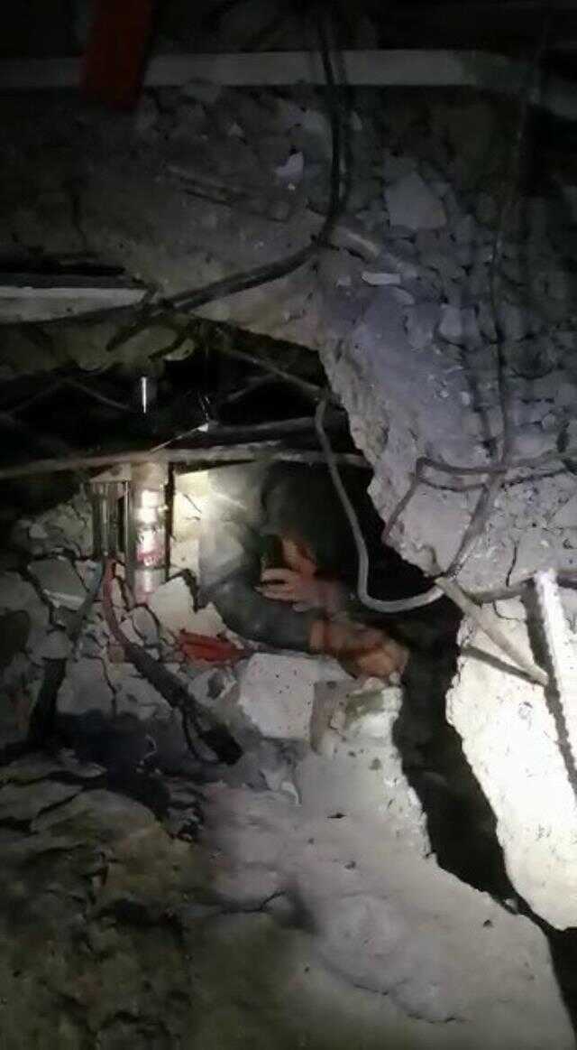 Enkaz altında Kur'an-ı Kerim okuyarak kurtarılmayı bekleyen genç, hastane yolunda hayatını kaybetti Enkaz altında Kur'an-ı Kerim okuyarak kurtarılmayı bekleyen genç, hastane yolunda hayatını kaybetti