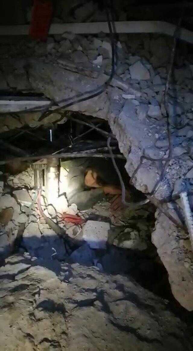 Enkaz altında Kur'an-ı Kerim okuyarak kurtarılmayı bekleyen genç, hastane yolunda hayatını kaybetti Enkaz altında Kur'an-ı Kerim okuyarak kurtarılmayı bekleyen genç, hastane yolunda hayatını kaybetti