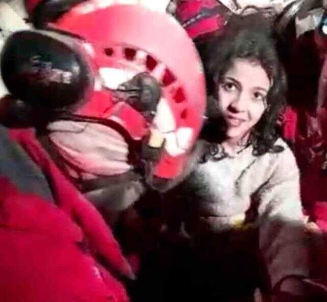 Enkaz altındaki 46. saatin ardından hayata böyle gülümsedi Enkaz altındaki 46. saatin ardından hayata böyle gülümsedi