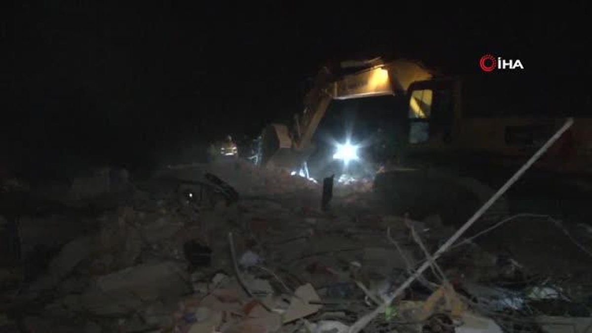 Enkaz başında ateş yakarak yakınlarının kurtarılmasını beklediler