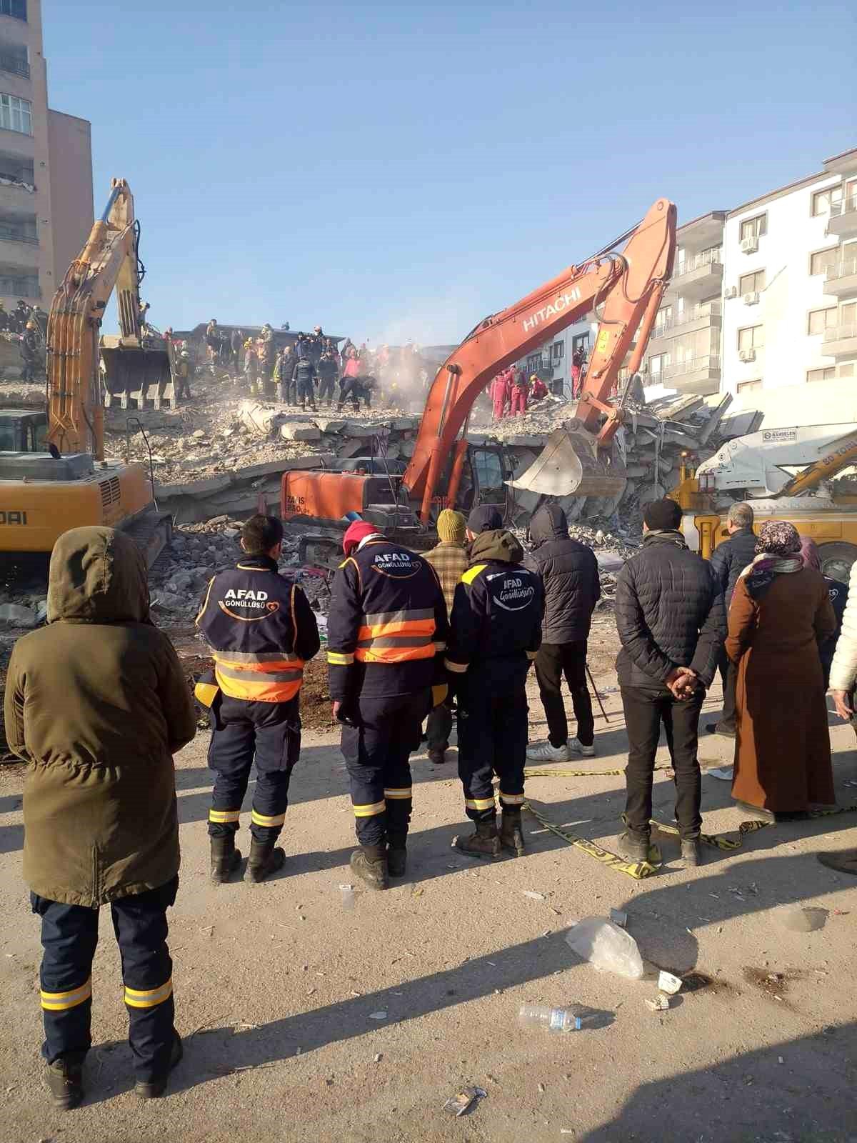Enkaz kurtarma çalışmalarında artçı depreme böyle yakalandılar