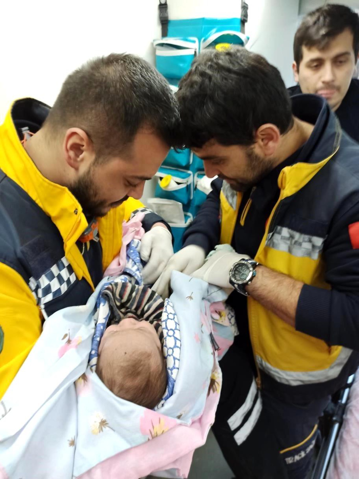 Enkazdan 62\'nci saatte çıkarılan 6 aylık bebek tedavi altına alındı