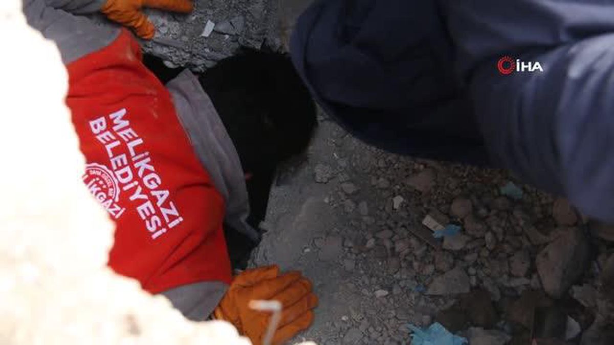 Enkazdan çıkan mutluluk... Kardeşinin ardından o da sağ çıkarıldı