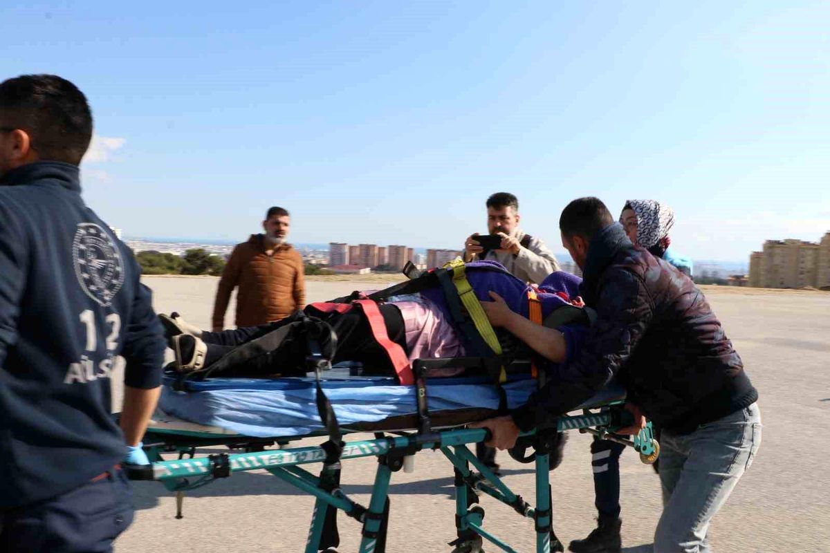 Enkazdan çıkarılan 8 aylık hamile kadın helikopterle Mersin'e getirildi