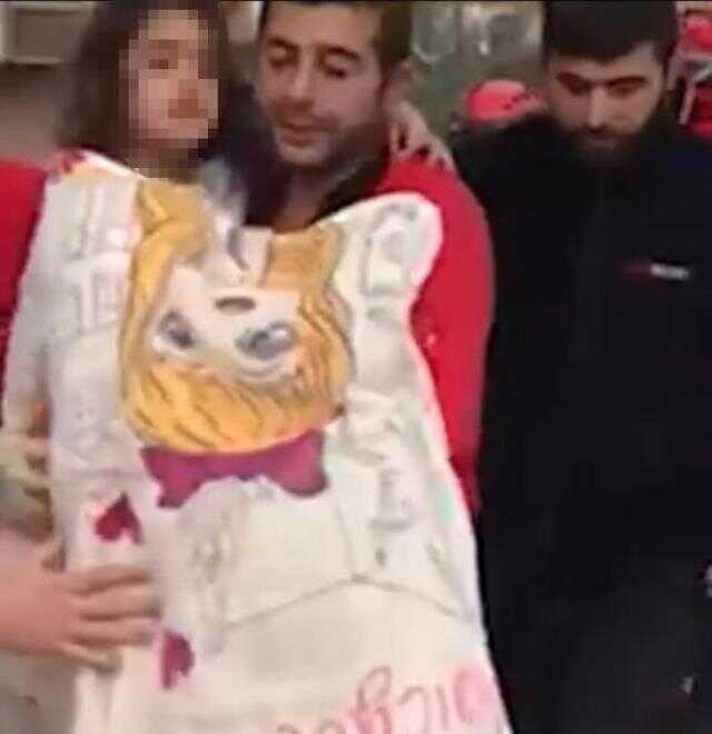 Enkazdan çıkarılan küçük kızın 'Abimi çıkarmadınız mı daha?' sözleri yürekli sızlattı