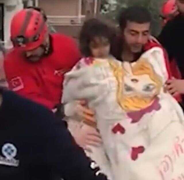 Enkazdan çıkarılan küçük kızın 'Abimi çıkarmadınız mı daha?' sözleri yürekli sızlattı