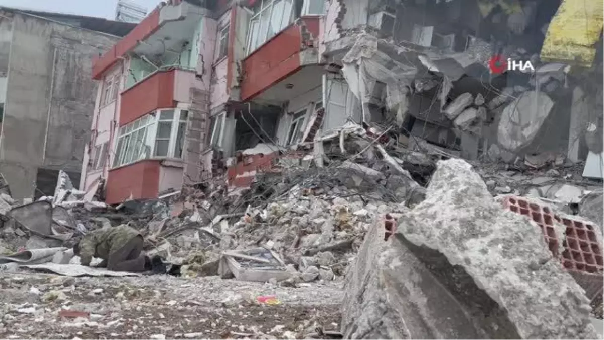 Enkazın başında namaz kılıp yakınları için dua etti