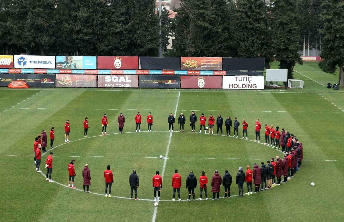 Galatasaray\'dan depremde hayatını kaybedenler için saygı duruşu