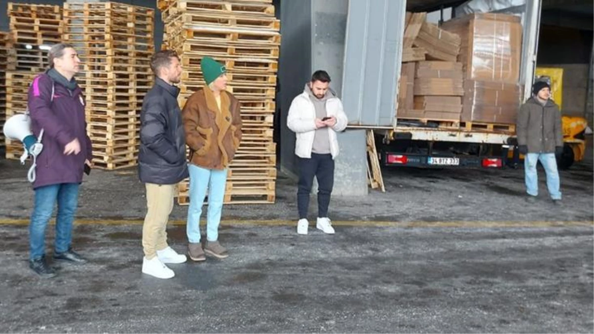 Galatasaraylı futbolcu Mertens ile eşi, depremzedeler için yardıma koştu
