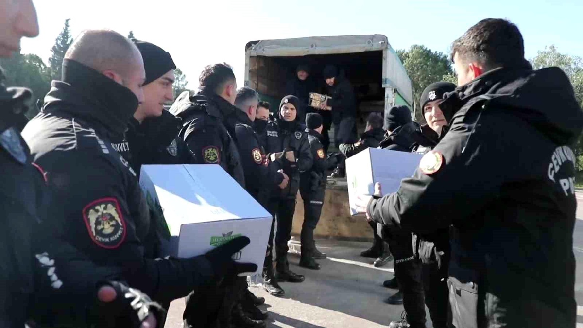 Gönüllü 225 polis, İzmir\'den deprem bölgesine gitti