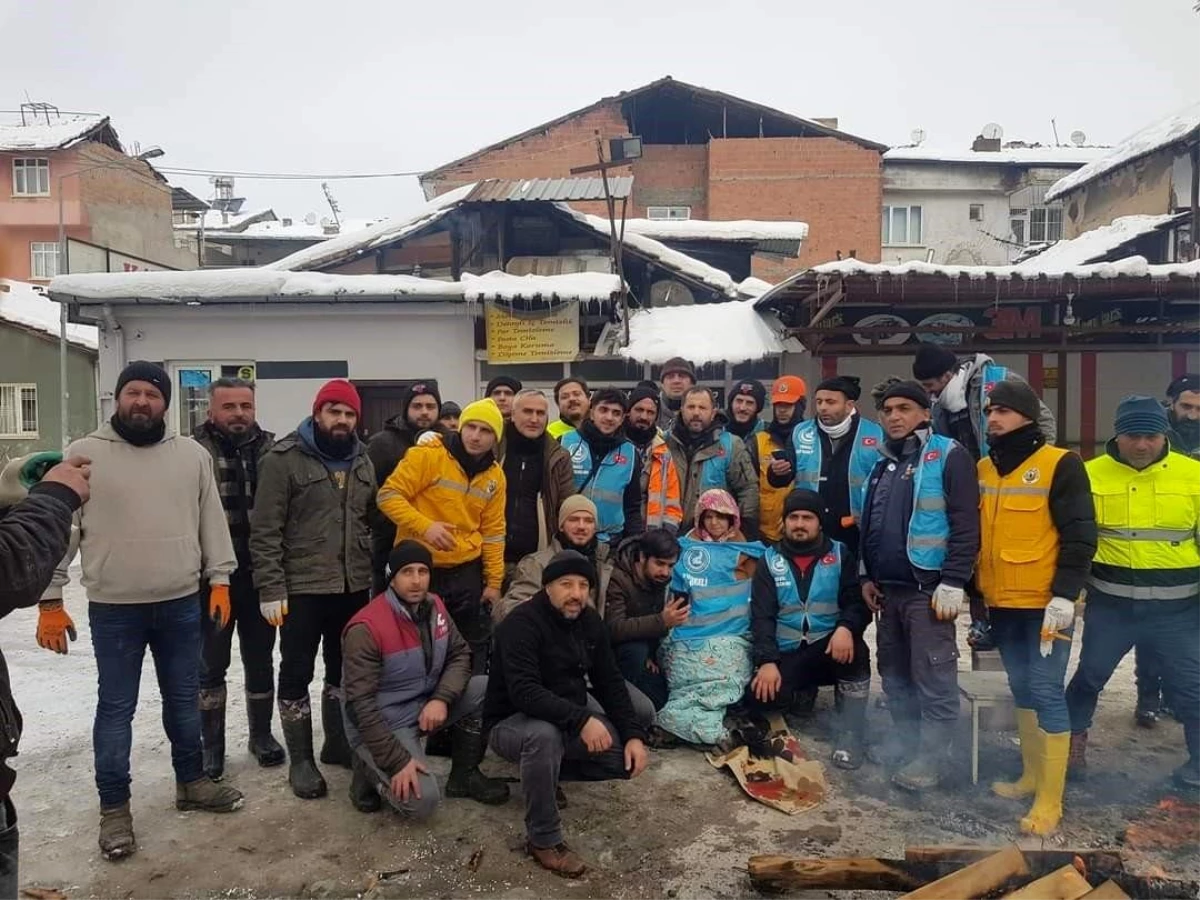 Gönüllüler, deprem bölgesinde hayat kurtarıyor