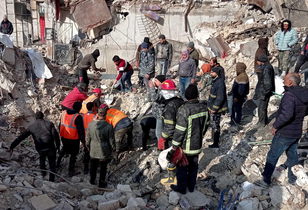 Halep\'te Enkaz Altındakileri Arama Çalışmaları Sürüyor