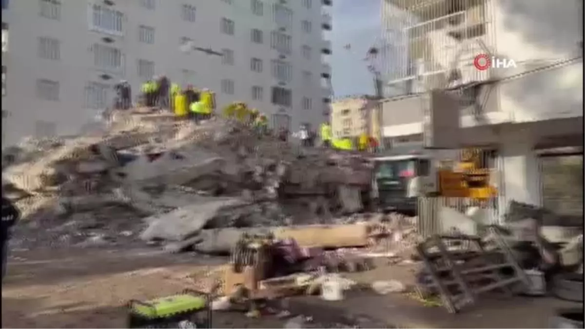 Hasarlı binada 3 gündür mahsur kalan kedi kurtarıldı