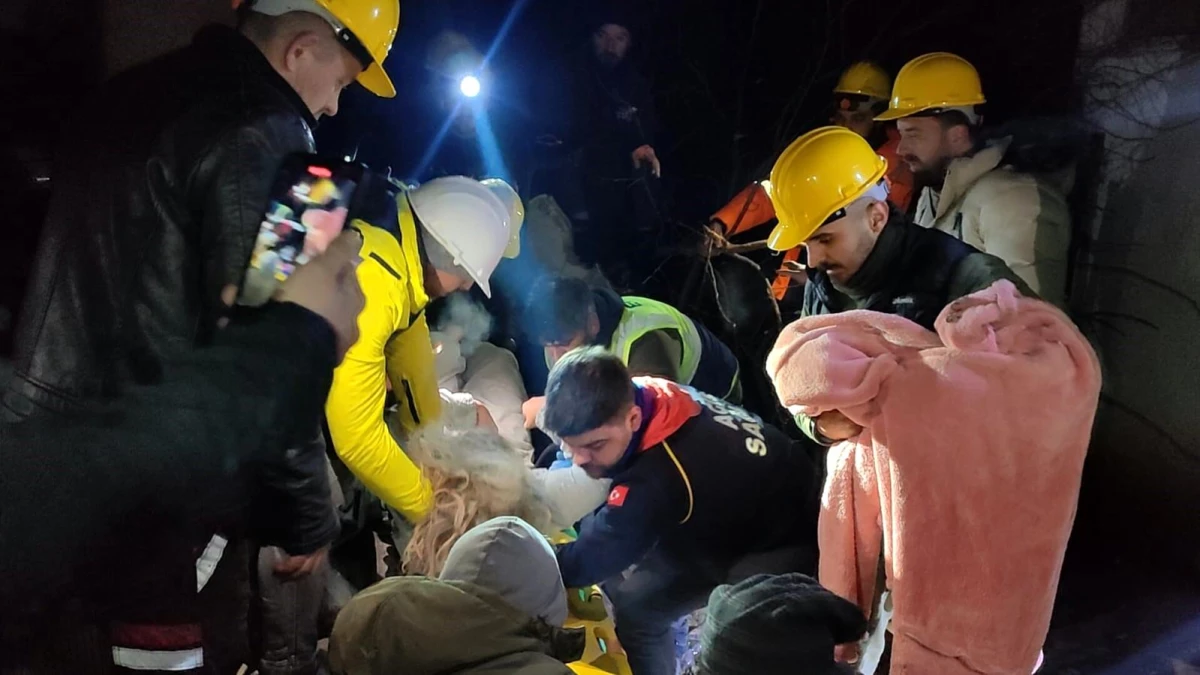 Hatay\'da bir kişi Edirne AFAD ekiplerince 47 saat sonra deprem enkazından kurtarıldı