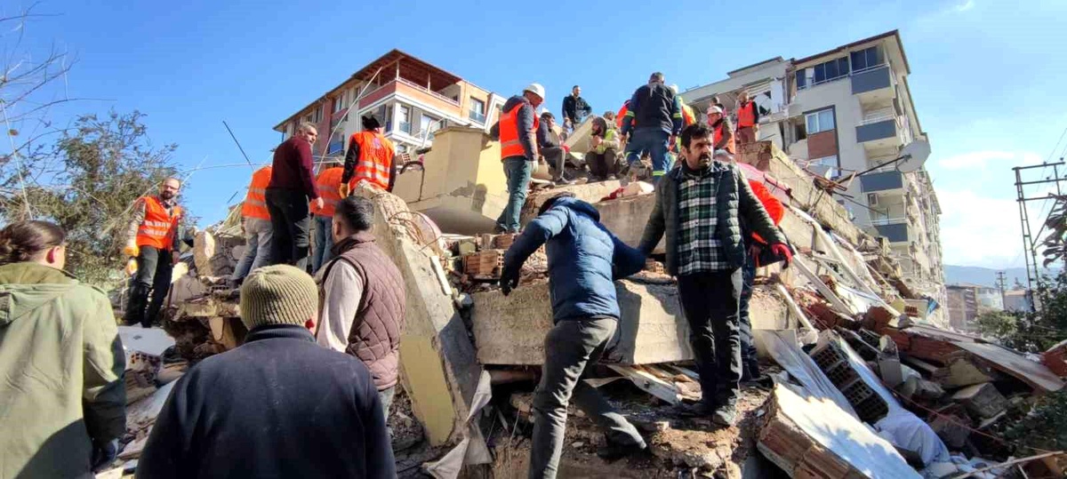 Hatay\'da çalışmalar hızlandı, vatandaşlar enkazdan kurtarılıyor