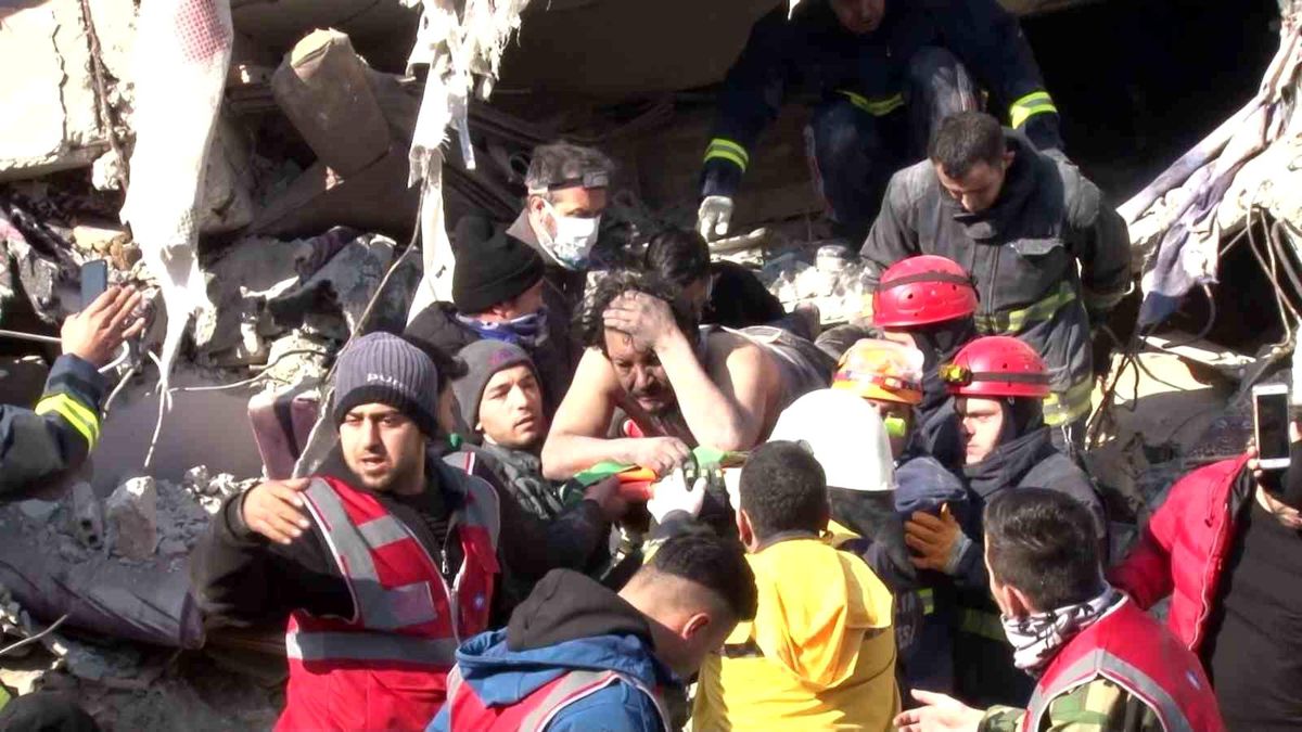 Hatay\'da enkazın altındaki baba 53 saat sonra kurtarıldı, 3 çocuğu hayatını kaybetti