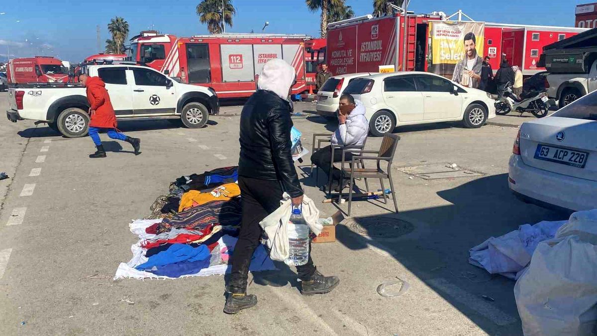 Hatay\'da gönüllü vatandaşlar ihtiyaç sahiplerine umut oluyor