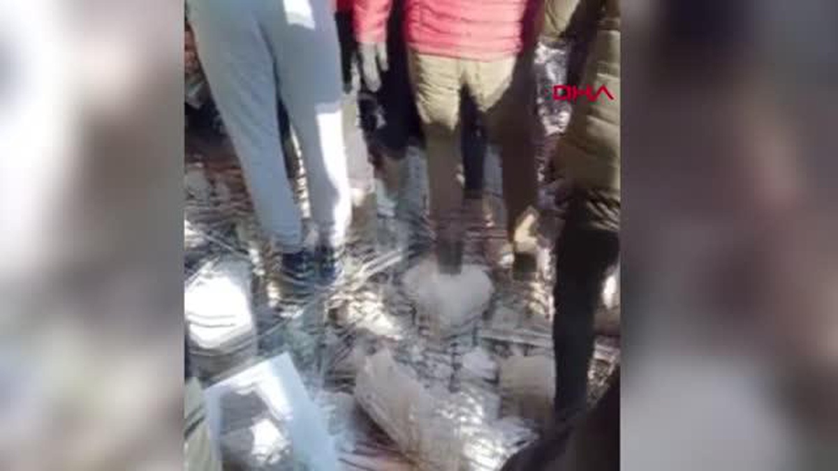 HATAY\'DA SURİYELİ ÇİFT, 53\'ÜNCÜ SAATTE KURTARILDI; 4 ÇOCUK İÇİN ÇALIŞMA SÜRÜYOR