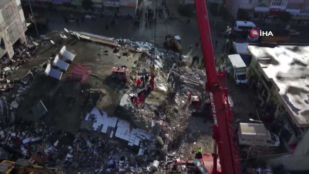 Hatay Payas'ta çöken binalarda çalışma sürüyor