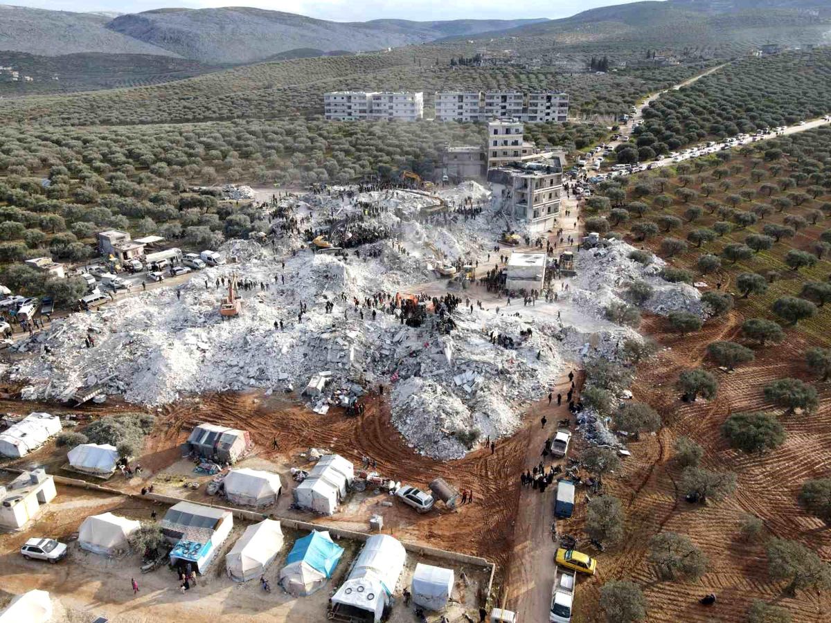idlib\'de enkaz altındaki arama kurtarma çalışmaları sürüyor