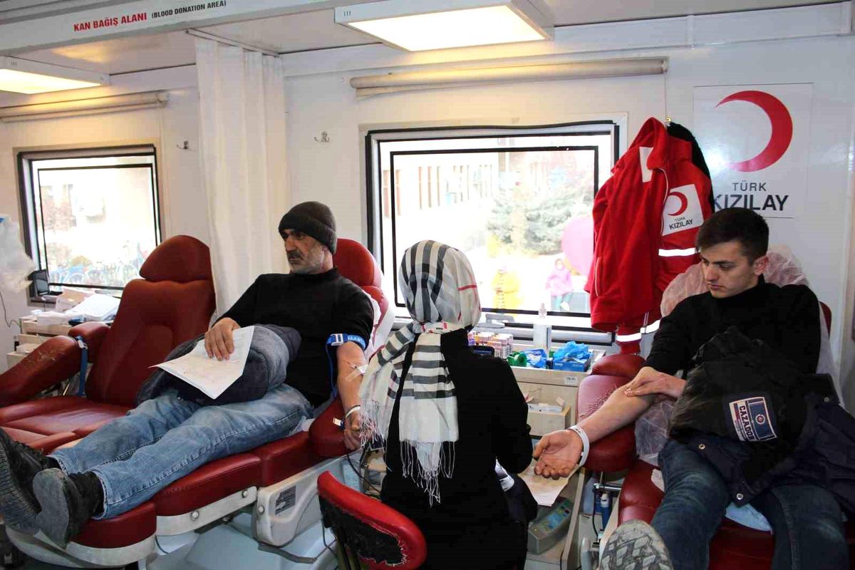 Iğdır\'da Kızılay\'a kan bağışı
