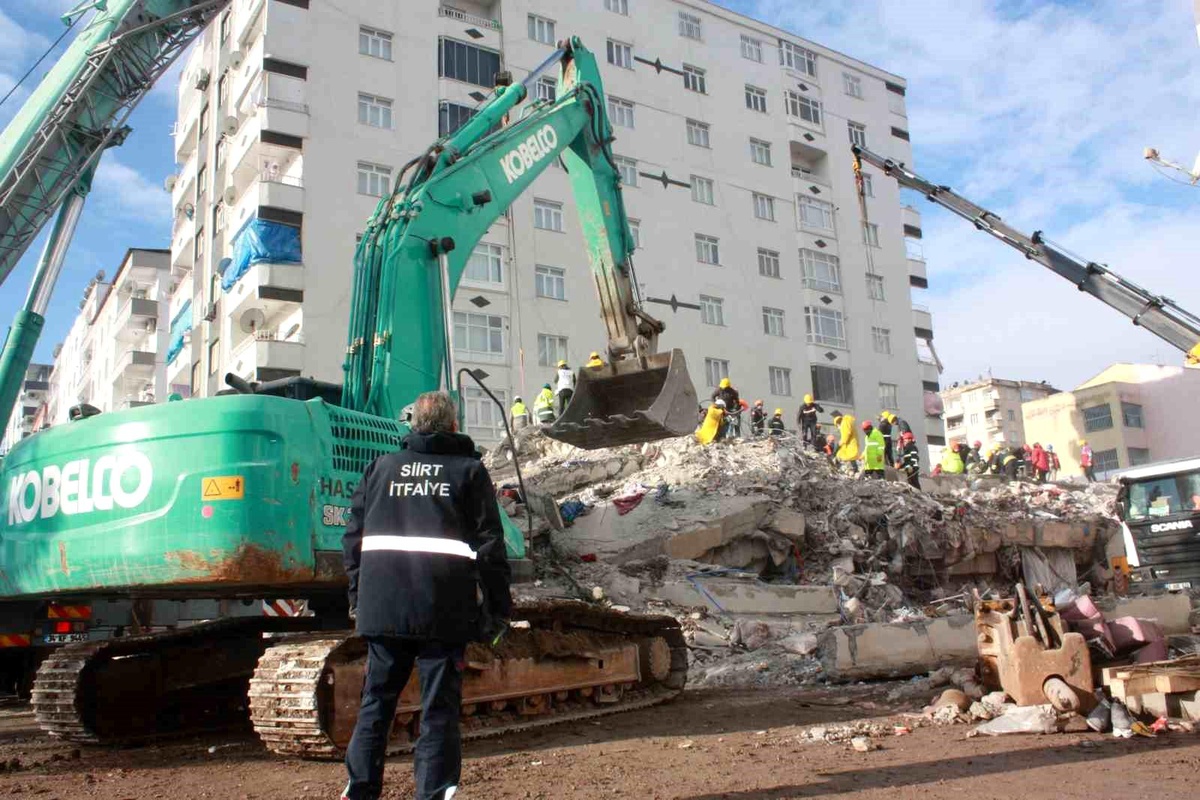 İhsami Apartmanı\'ndan 27 yaralı, 19 cansız beden çıkartıldı