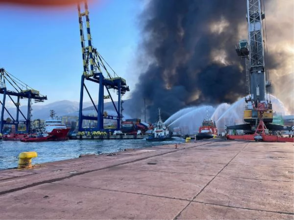 İskenderun Limanı\'ndaki yangına ekipler havadan ve karadan müdahale ediyor (2)