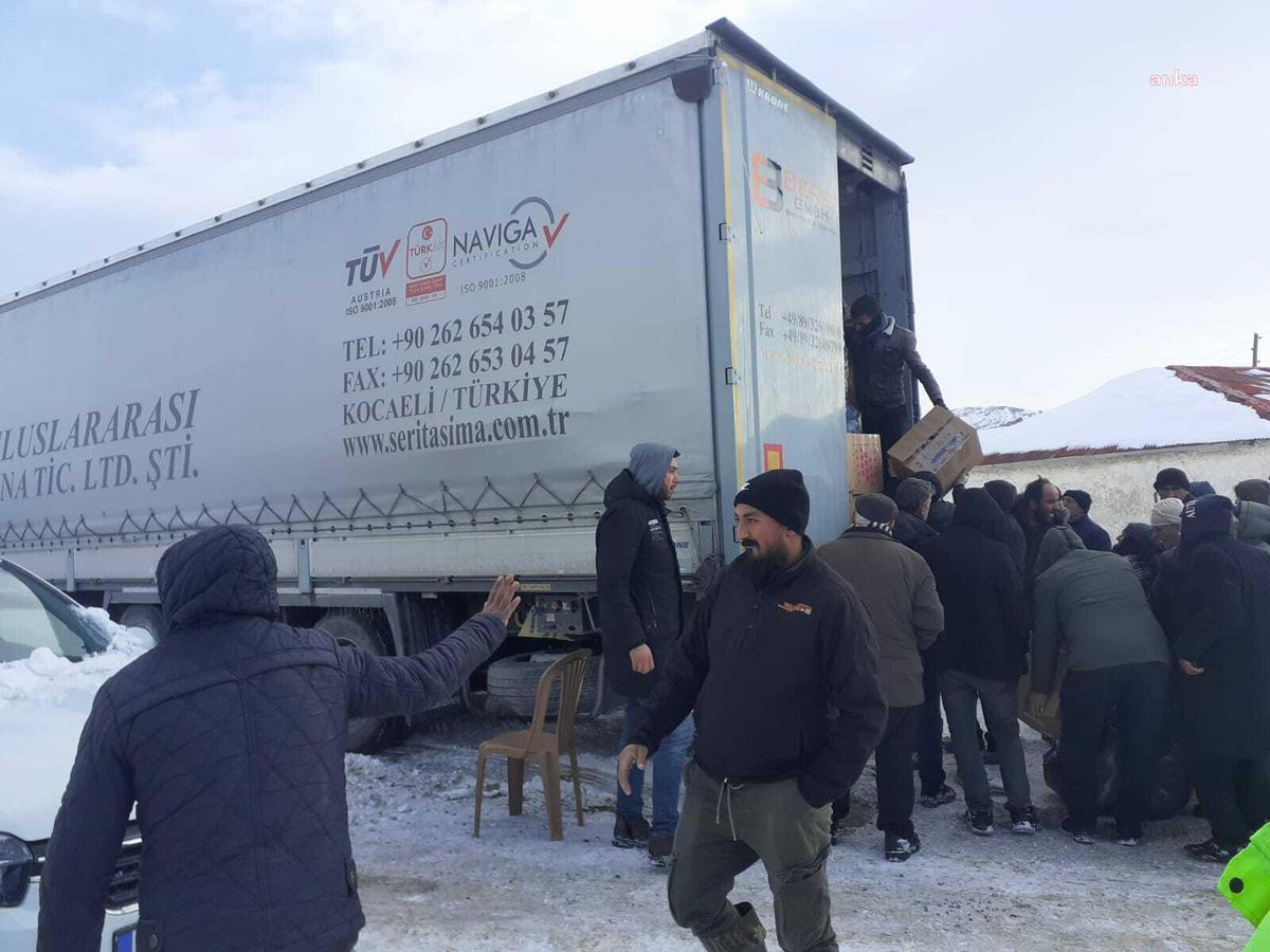 İzmit Belediyesi\'nin Yardım Tır\'ları Deprem Bölgesine Ulaşıyor