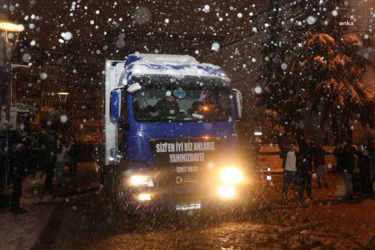 İzmitliler, 10\'uncu Yardım Tır\'ını da Afet Bölgesine Uğurladı