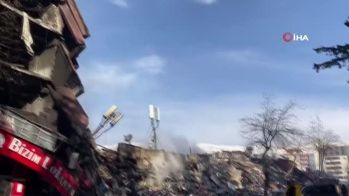 Kahramanmaraş'ta 3 kişinin olduğu belirlenen enkazda kurtarma çalışması başlatıldı