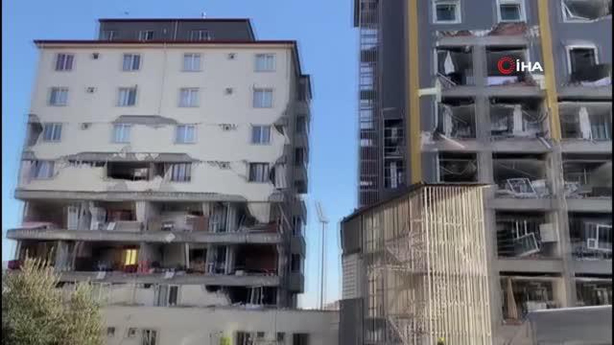 Kahramanmaraş\'ta yan yana yıkılan 5 binada ekiplerin çalışması sürüyor