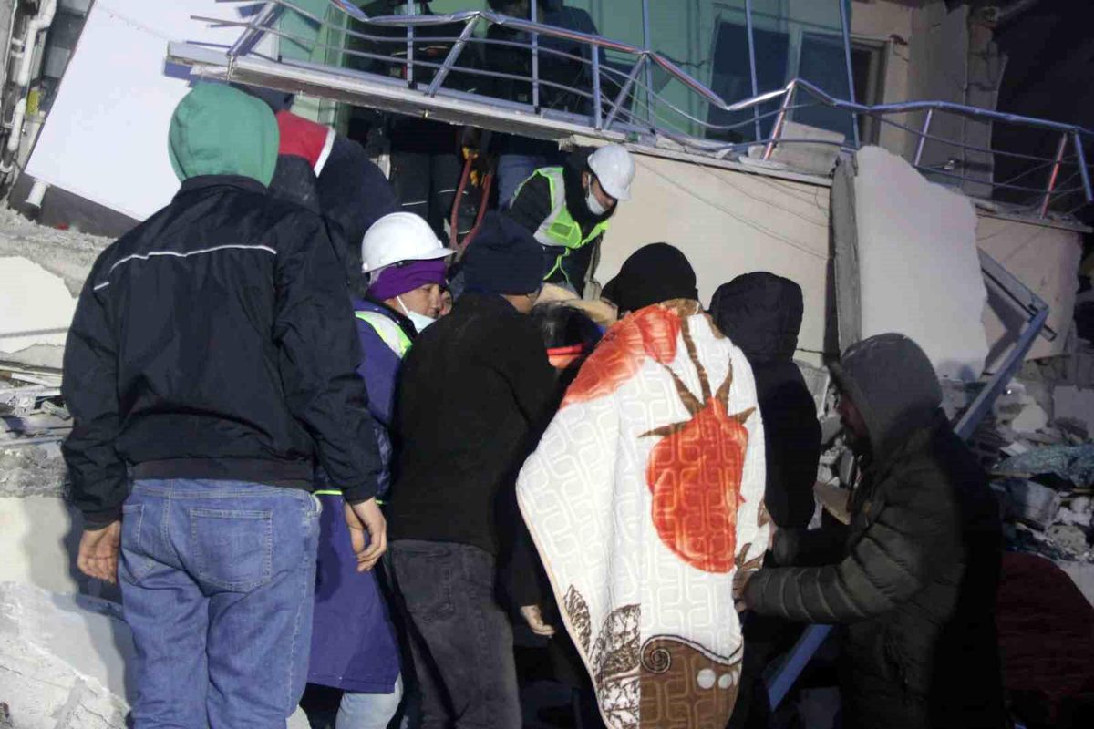 Kahramanmaraş\'tan 51 saat sonra güzel haber: 20 yaşındaki Melisa kurtarıldı