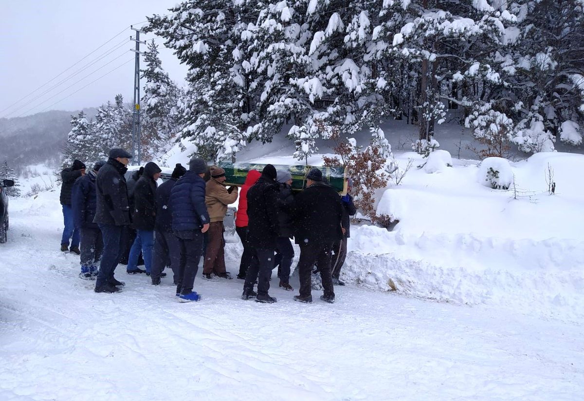 Kar sebebiyle mahsur kalan cenaze, yolun açılmasıyla defnedildi