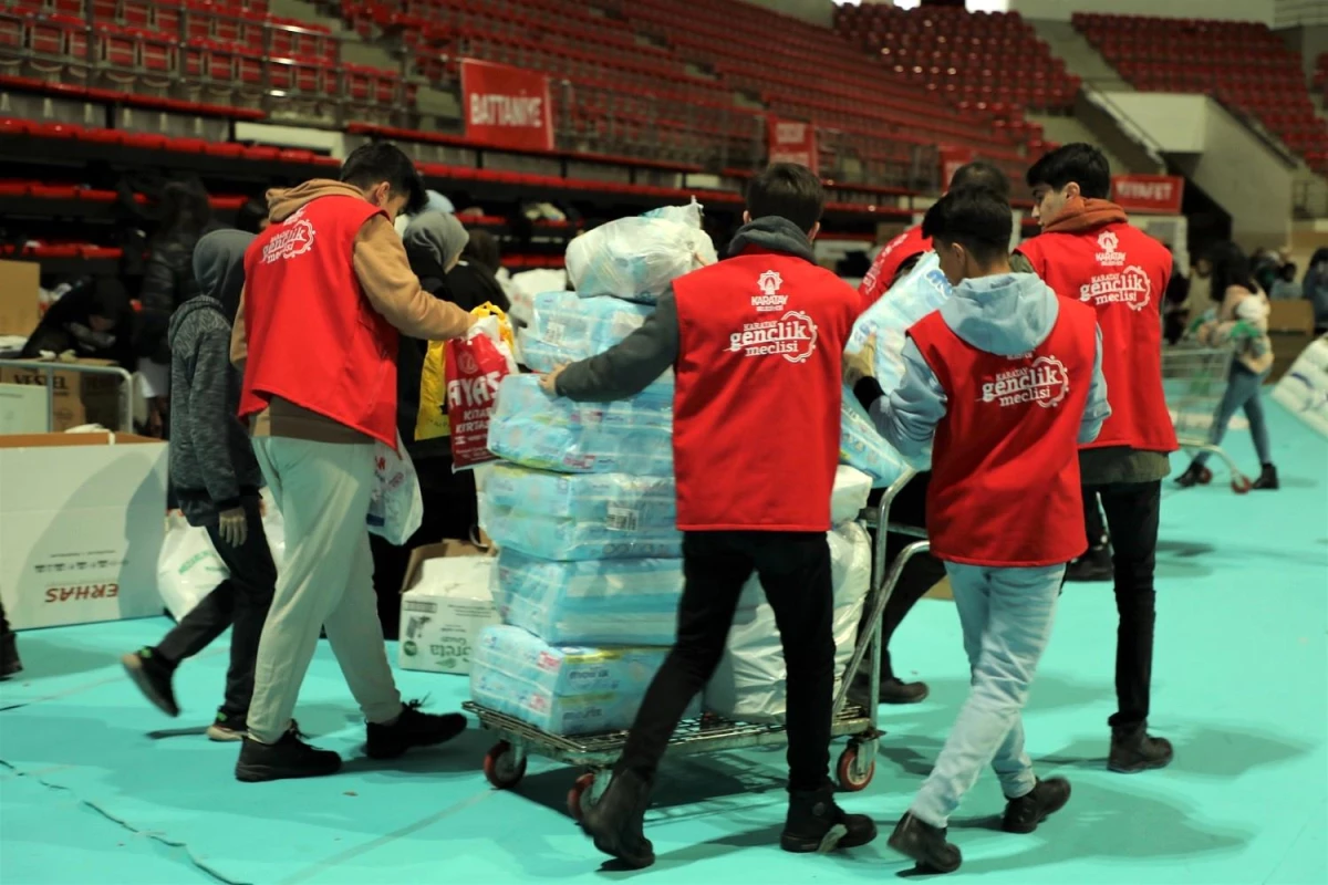 Karatay Belediyesi deprem bölgesine 48 tır yardım malzemesi gönderdi