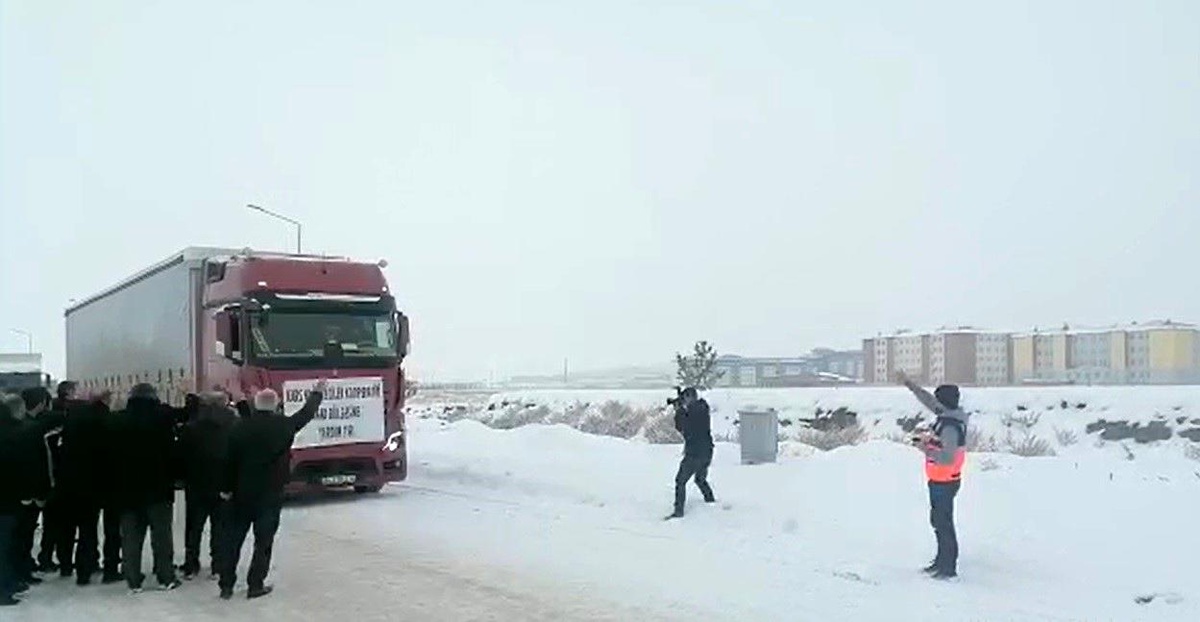 Kars\'tan deprem bölgesine yardımlar sürüyor