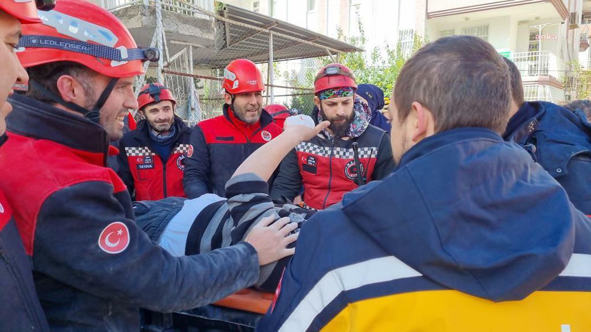 Kartal\'dan Giden Arama Kurtarma Ekibi Enkazdan 4 Kişiyi Sağ Çıkardı