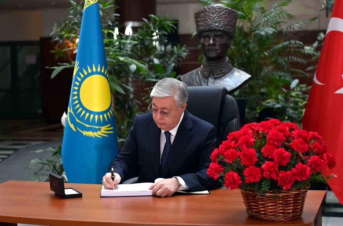 Kazakistan Cumhurbaşkanı Tokayev, Türkiye\'deki depremzedeler için taziye defterini imzaladı