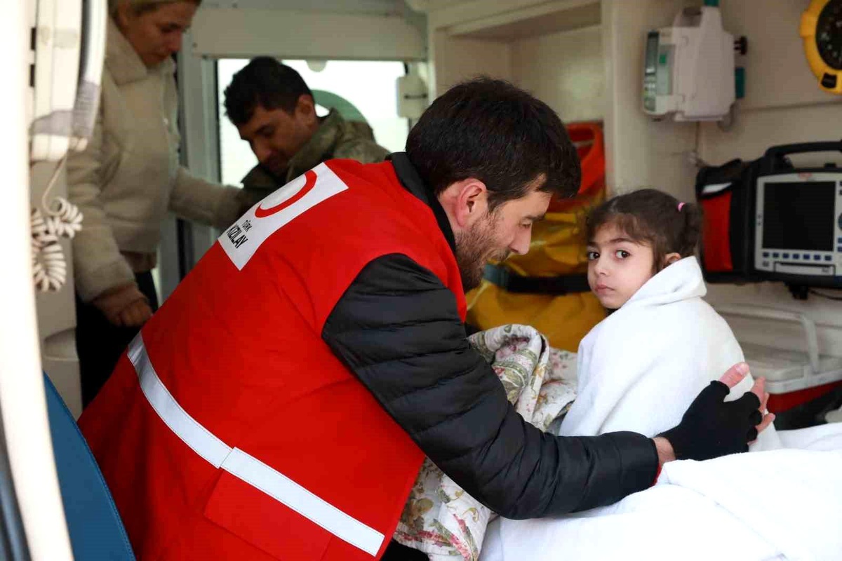 Kızılay, afet bölgesinde yardım çalışmalarını sürdürüyor