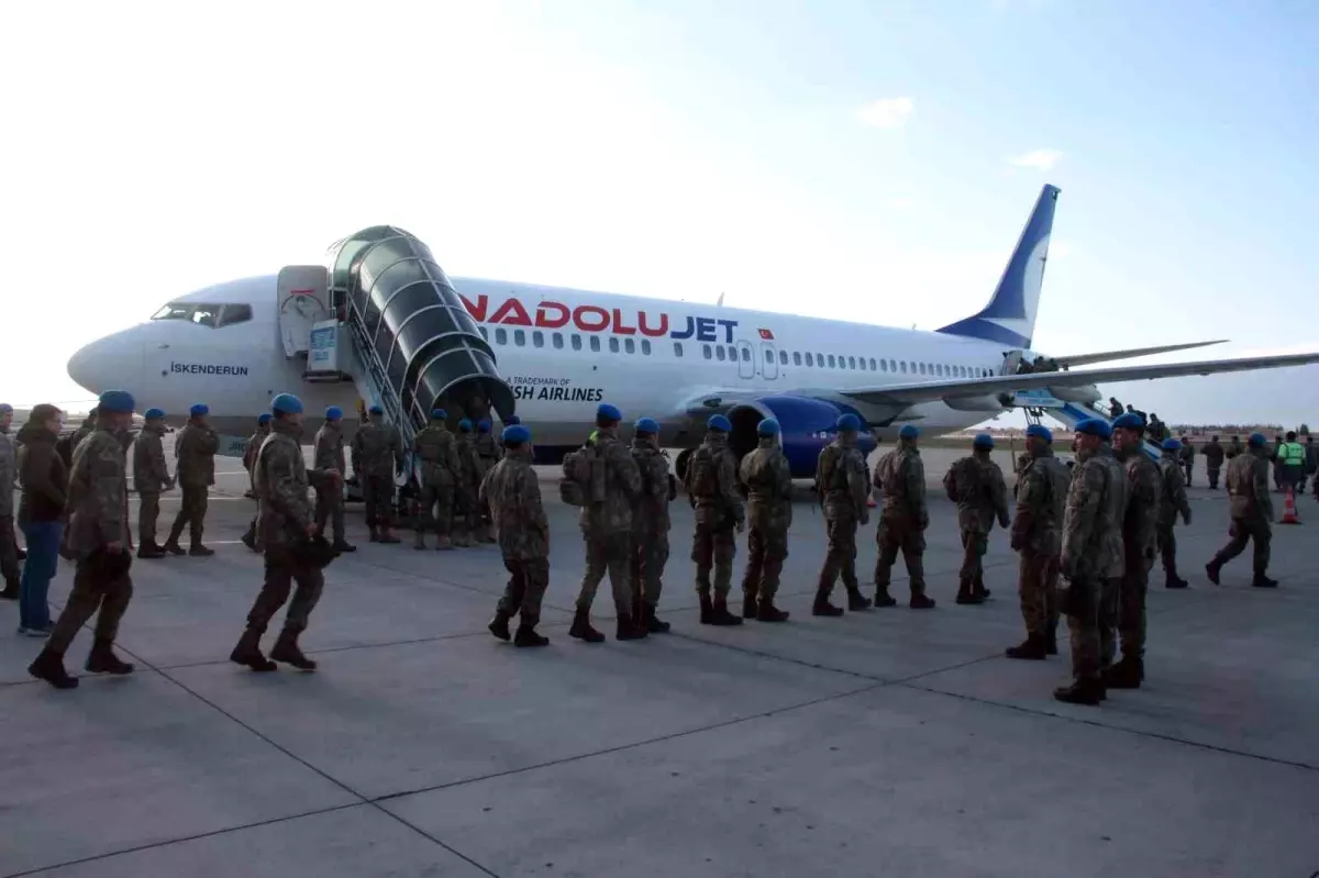 Komandoların Koca Seyit Havalimanı\'ndan deprem bölgesine intikalleri devam ediyor