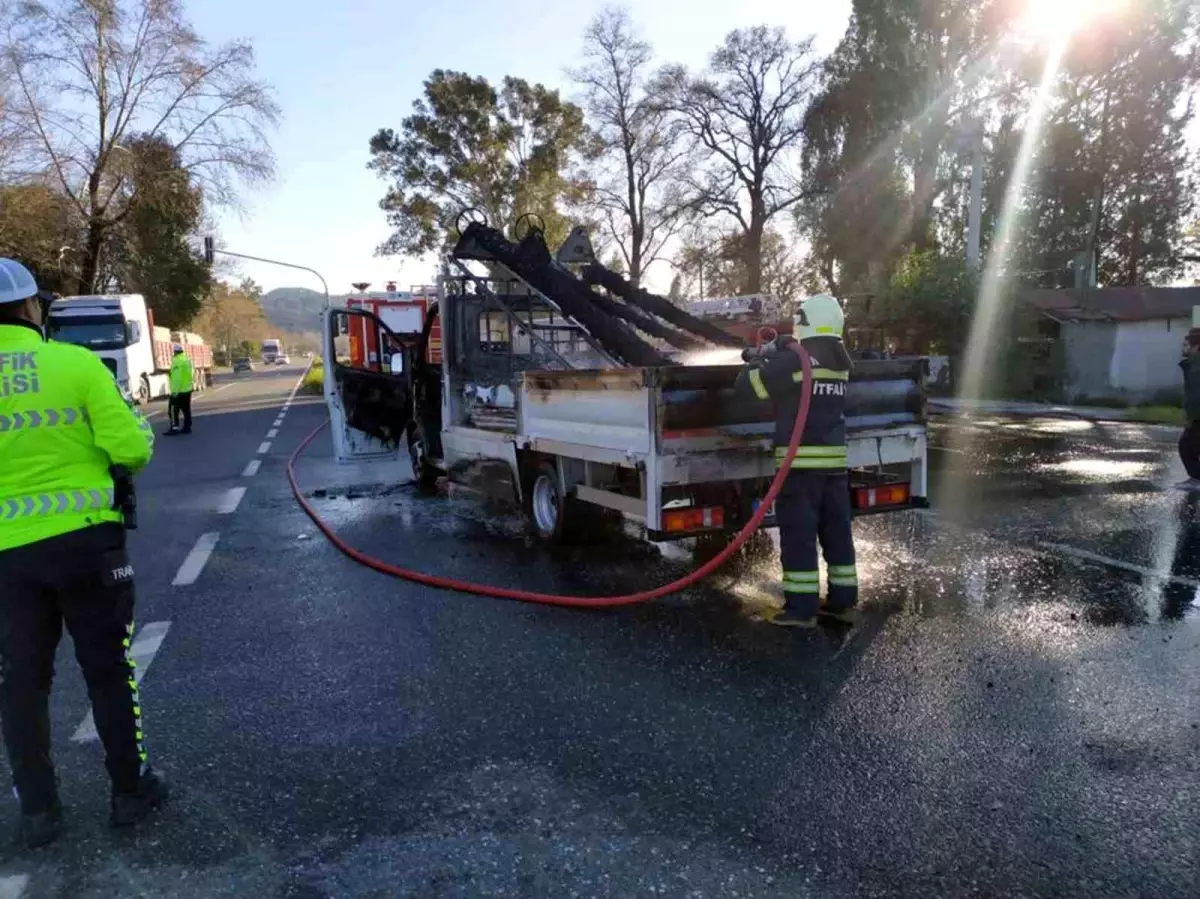 Köyceğiz-Ortaca karayolunda araç yangını