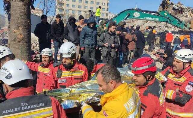 Küçük Berat, 55 saat sonra enkazdan elinde tuttuğu muhabbet kuşuyla çıkarıldı