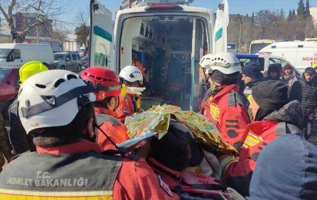 Küçük Berat, 55 saat sonra enkazdan elinde tuttuğu muhabbet kuşuyla çıkarıldı