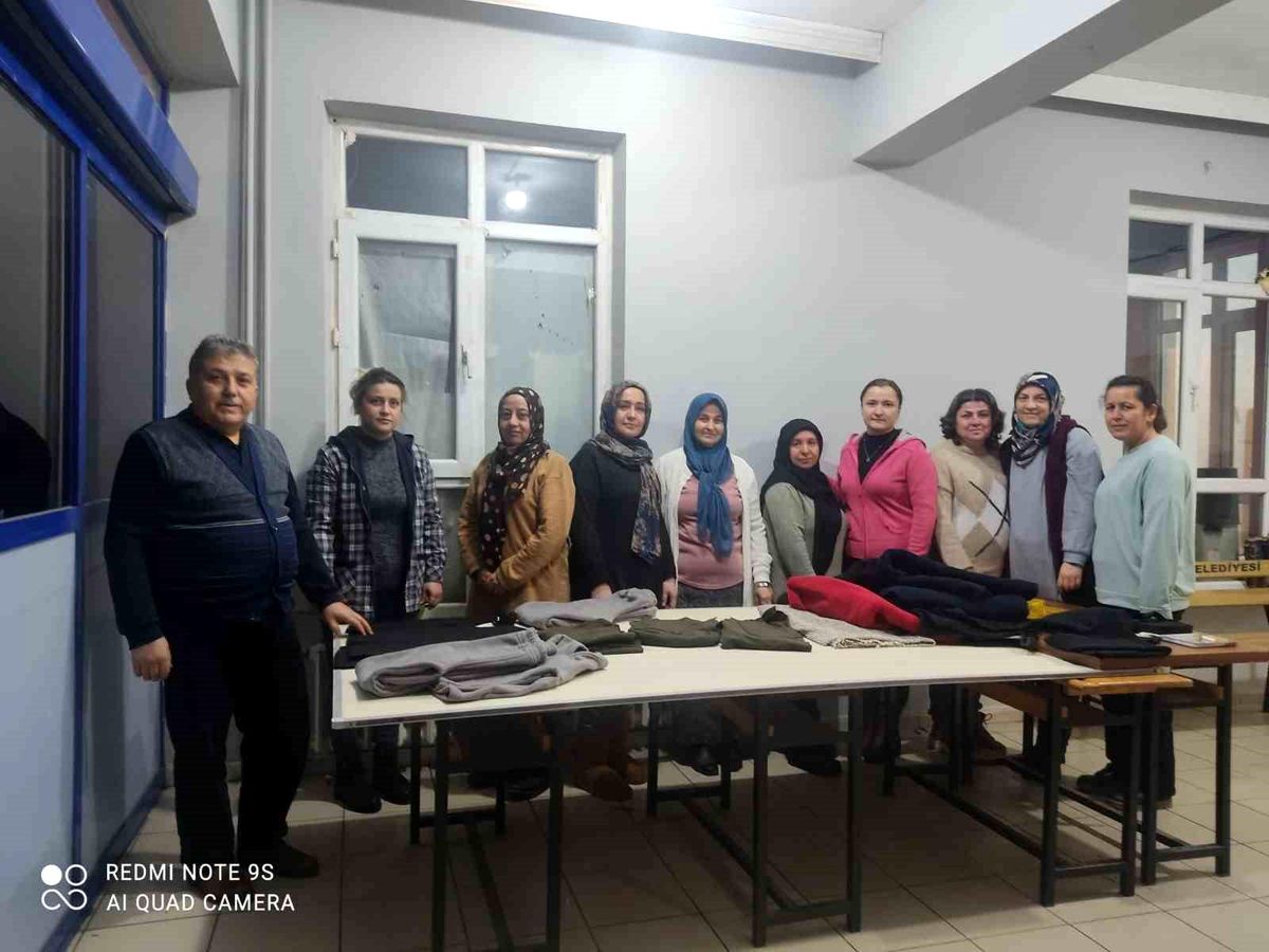 Kursta dikilen kıyafetler depremzedeleri ısıtacak