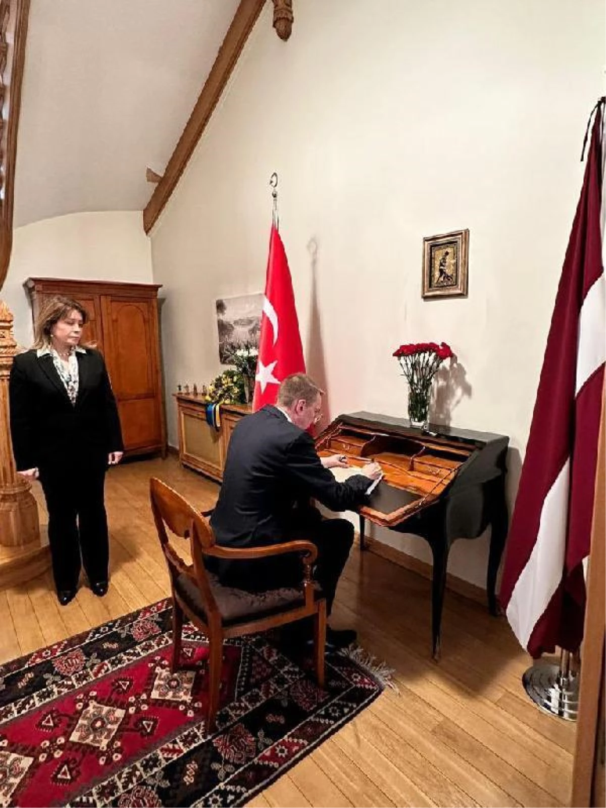 Letonya Dışişleri Bakanı, Türkiye\'nin Riga Büyükelçiliği\'ndeki taziye defterini imzaladı